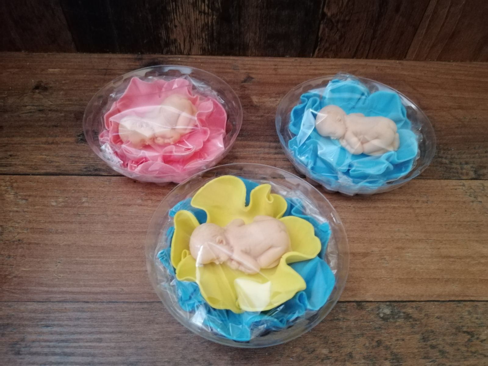 ⋗ Цукрова фігурка Дитина в квітці ТМ Іриска купити в Україні ➛ CakeShop.com.ua, фото