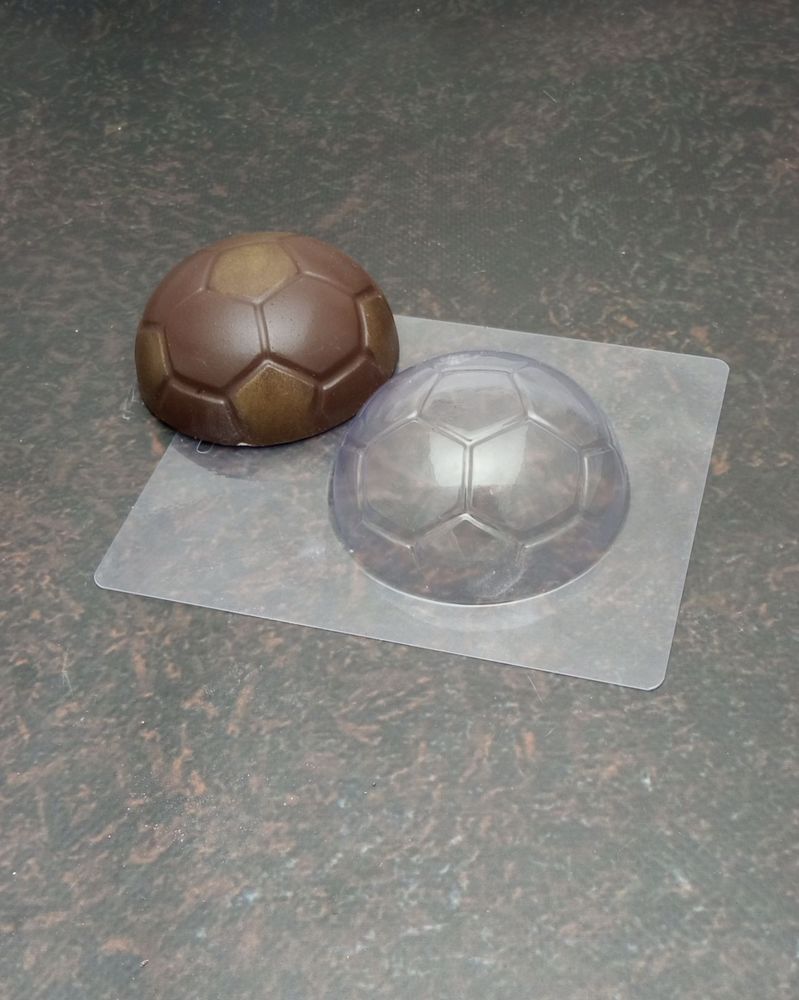 Пластикова форма для шоколаду Футбольний м'яч 8,2см - фото