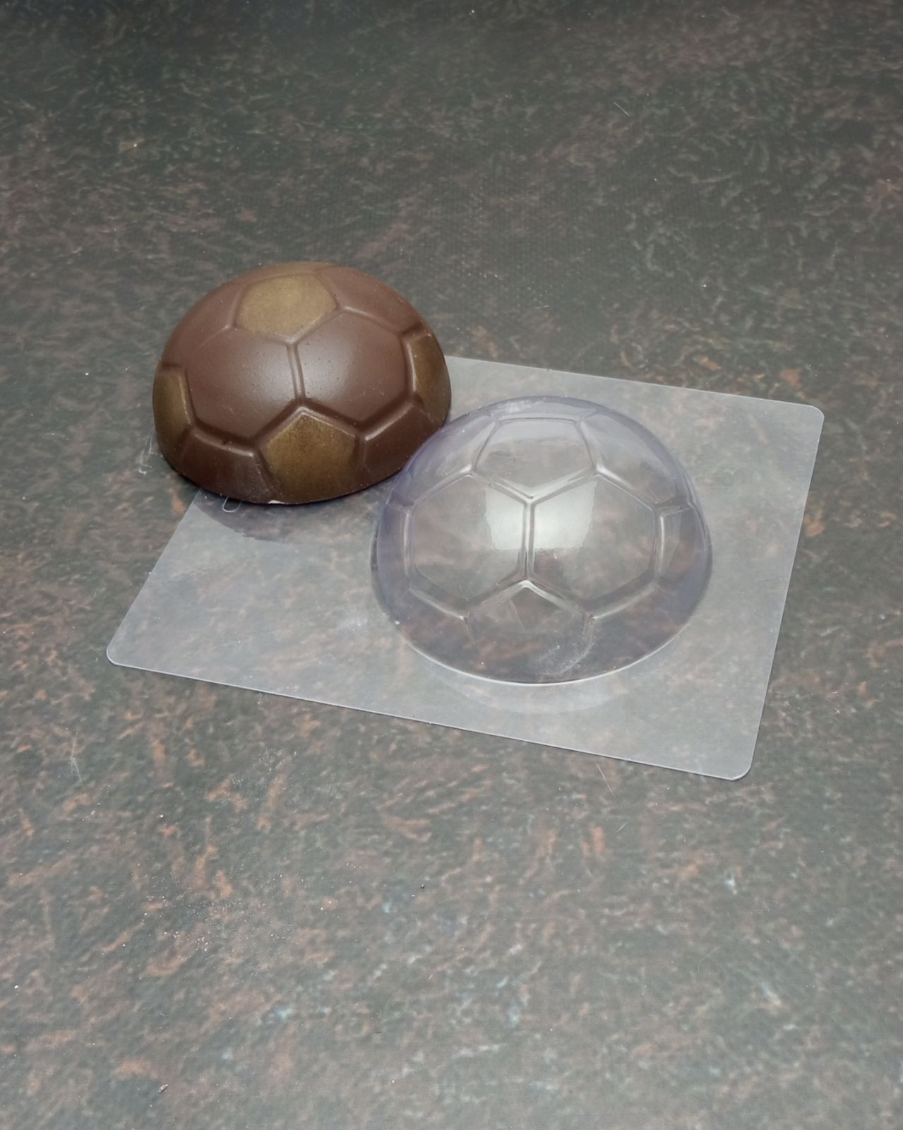 ⋗ Пластиковая форма для шоколада Футбольный мяч 8,2см купить в Украине ➛ CakeShop.com.ua, фото